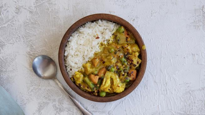 Image https://www.naturalgrocers.com/sites/default/files/styles/search_card/public/media_images/13502_Chicken_and_Vegetable_Korma_01_Web_Recipe_Feature_1024x587%20%281%29.jpg?itok=CGBEB3mS